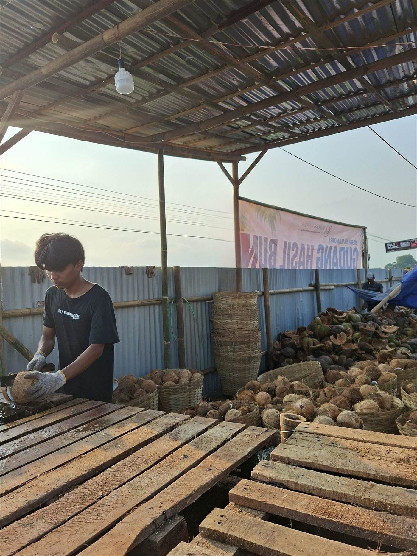 Proses pemotongan tempurung kelapa oleh tim produksi