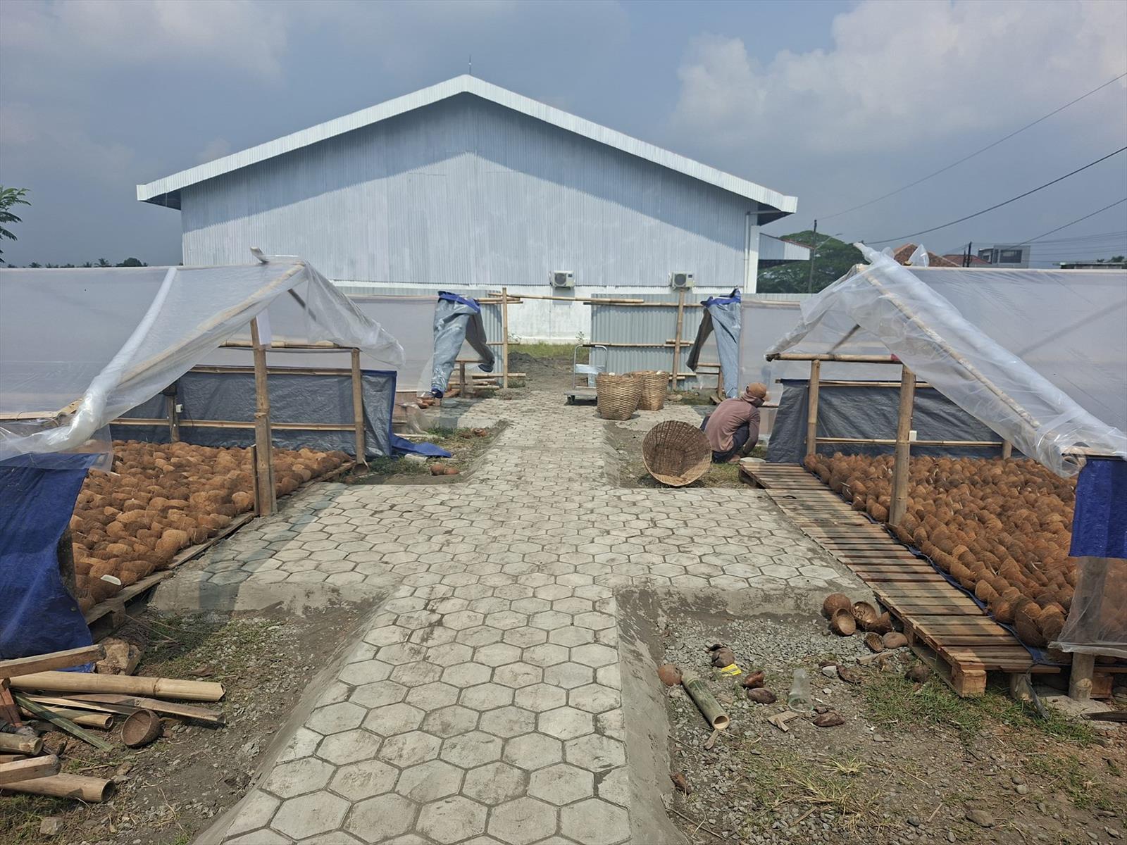 Rumah pengeringan kopra dengan rangka bambu